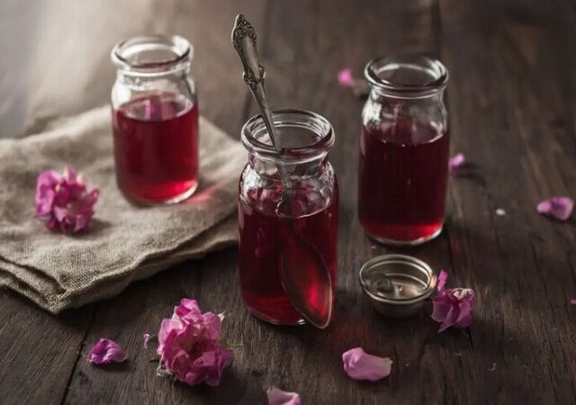 فوت و فن تهیه شربت گل محمدی خانگی | چه کار کنیم رنگ شربت تیره نشود؟