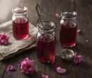 فوت و فن تهیه شربت گل محمدی خانگی | چه کار کنیم رنگ شربت تیره نشود؟