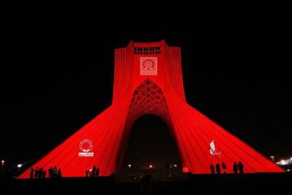 نقش‌ بستن نشان انتقال خون بر قامت برج آزادی