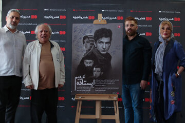 «ایستاده مردیم» پس از پنج سال انتظار به سینماهای هنر و تجربه رسید