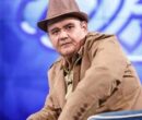ببینید | اکبر عبدی: با اینکه خانواده شهید هستم، از جنگ می‌ترسم؛ «وقتی یک نفر از بین می‌رود، صدها نفر با او از بین می‌روند»