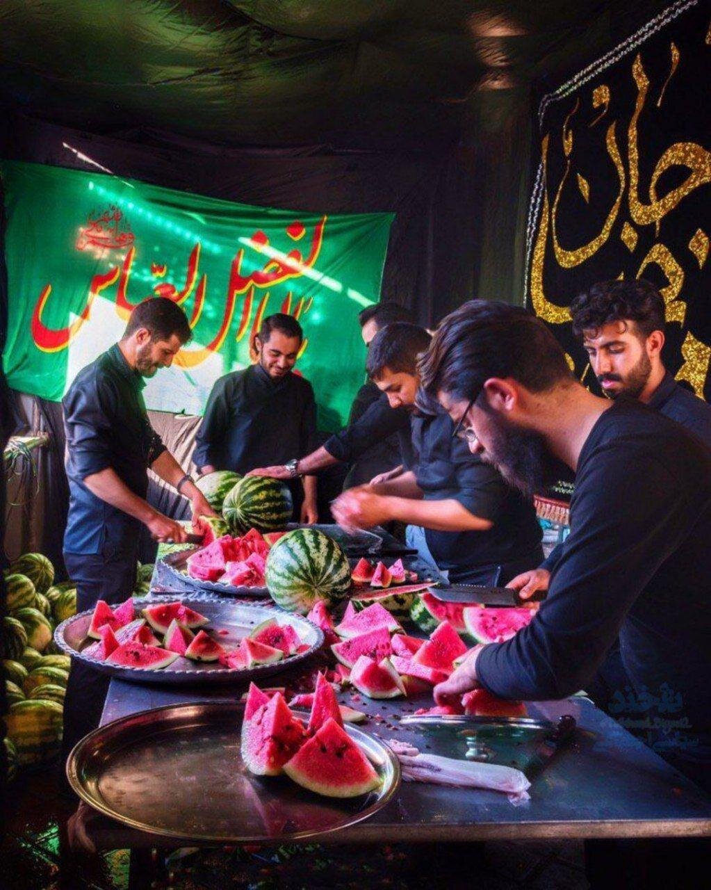 سفره‌ای از چلوکباب و قورمه‌سبزی تا خاکشیر و شربت زعفران؛ چگونه ایستگاه‌های صلواتی و موکب‌های پذیرایی نیازهای غذایی و عطش عزاداران را برطرف می‌کنند؟