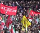 پرچم کشتن ترامپ در مراسم وداع با رهبر شهید
