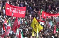 پرچم کشتن ترامپ در مراسم وداع با رهبر شهید