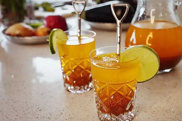 چگونه شربت خاکشیر دو رنگ درست کنیم؟ ؛ طرز تهیه شربت خاکشیر با آبلیمو و زعفران و آلبالو چگونه شربت خاکشیر دو رنگ درست کنیم؟ ؛ طرز تهیه شربت خاکشیر با آبلیمو و زعفران و آلبالو