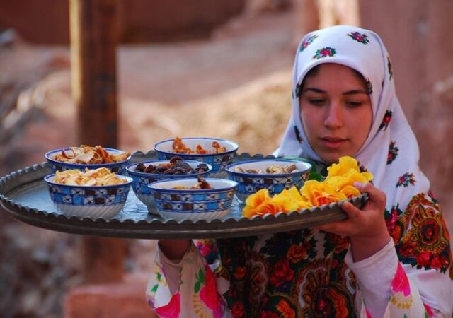 ۵ غذای ایرانی که خارجی‌ها عاشقش هستند؛ از کباب تا ته‌چین با دستور پخت