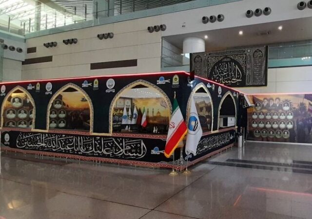 آشنایی زائران اربعینی در فرودگاه سلام با فعالیت های ستاد بازسازی عتبات