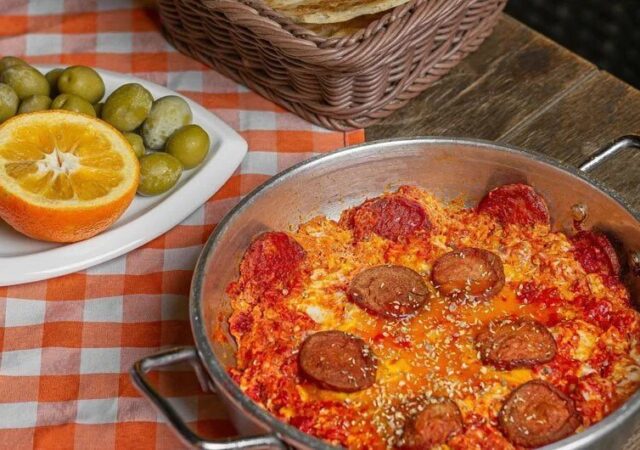 آقایانی که بلد نیستند یک سوسیس و تخم مرغ ساده بزنند، بخوانند
