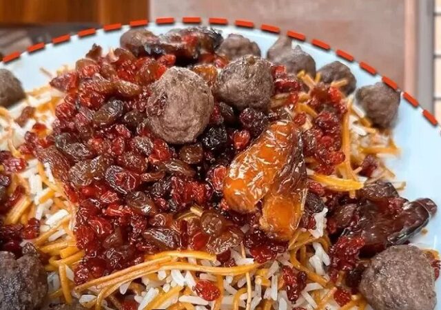 رشته پلو غذایی ساده و نوستالژیک است که با ماست و خیار خنک خیلی می‌چسبد