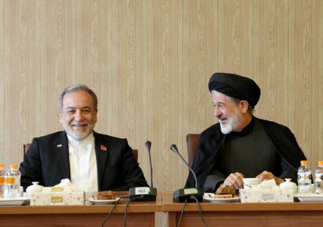 نشست هم اندیشی جمعی از استادان و فضلای حوزه علمیه قم با عراقچی