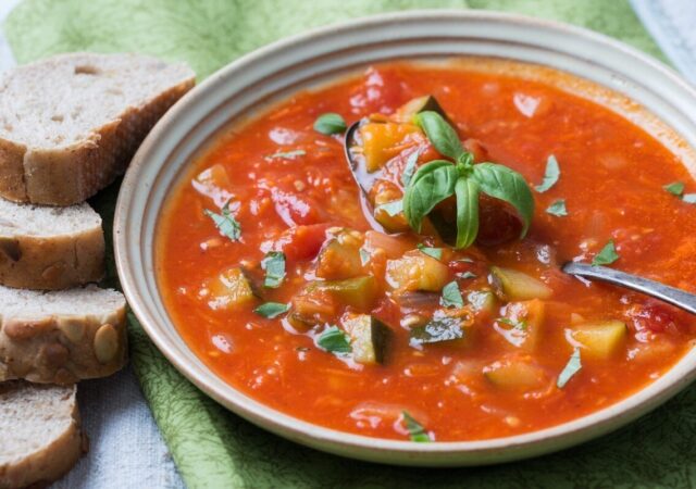 اشکنه بادمجان؛ غذای ساده تهرانی‌ها که با نان غوغا می‌کند + طرز تهیه خانگی