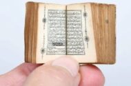 توجه بازدیدکنندگان نمایشگاه کتاب ابوظبی به مصحف ۱۳۰ ساله مینیاتوری