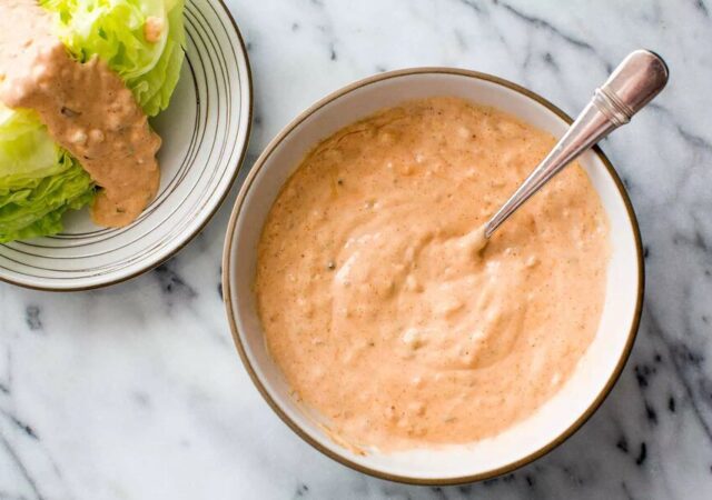طرز تهیه سس هزار جزیره خانگی در ۵ دقیقه؛ خوشمزه‌تر از رستورانی‌ها!