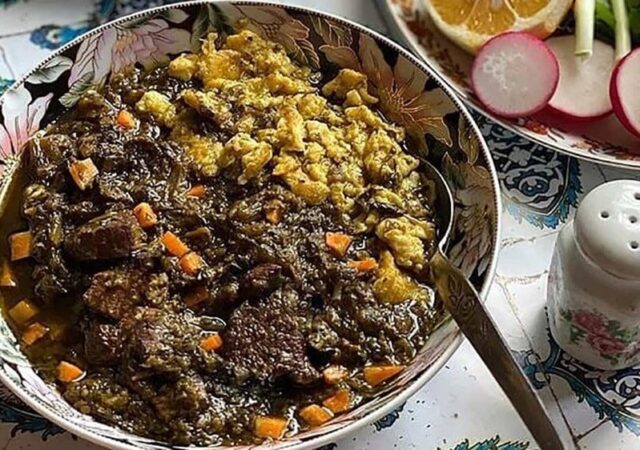 خورش اسپناساک مازندرانی؛ جادوی اسفناج، گوشت گوسفندی و تخم‌مرغ